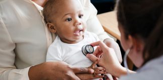 Criança sendo examinada por médica, ilustrando matéria sobre queda na procura por atendimento médico infantil durante a pandemia.
