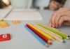 A retomada gradual das aulas parece o melhor a se fazer, diz a pediatra Talita Rizzini; na imagem lápis de cor mãos e folhas remetem ao ambiente escolar