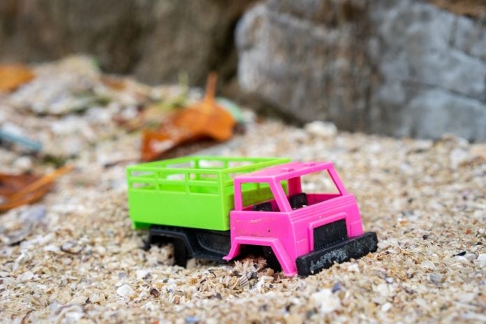 Brinquedos de plástico coloridos, no formato de cerquilhas; imagem ilustra matéria sobre riscos de brinquedos de plástico.