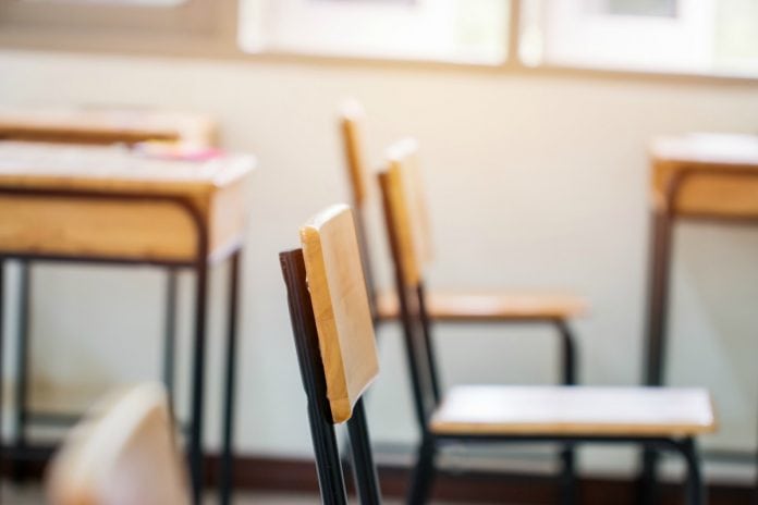 Justiça não autoriza abertura das escolas particulares de SP em setembro; imagem mostra cadeiras e mesas de sala de aula vazia