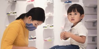 Atividades de maior risco de transmissão da covid-19: shoppings, conforme mostra a imagem, em que mãe prova sapato em filho dentro de uma loja, apresentam baixo risco, segundo estudo