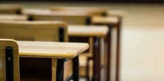 Valor da mensalidade escolar pode aumentar até 10% se aprovado novo imposto, imagem mostra mesas e cadeiras de sala de aula vazia.
