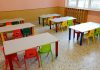 Escolas não vão reabrir em setembro na capital paulista; imagem mostra sala de aula com mesas brancas e cadeiras coloridas vazias