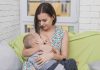 Semana Mundial de Aleitamento Materno: SBP fará lives sobre o tema; na imagem, mãe amamenta seu bebê no sofá