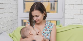 Semana Mundial de Aleitamento Materno: SBP fará lives sobre o tema; na imagem, mãe amamenta seu bebê no sofá