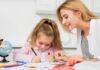Mãe ajuda filha a fazer dever de casa, em ilustração à matéria que fala se os pais devem corrigir o dever de casa dos filhos.