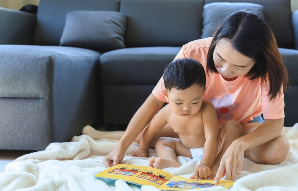 Mãe lendo para filho, em ilustração à matéria sobre importância de ler para as crianças.