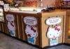 Café Hello Kitty é inaugurado no bairro da Liberdade, em São Paulo; imagem mostra balcão de doces com decoração da Hello Kitty