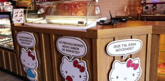 Café Hello Kitty é inaugurado no bairro da Liberdade, em São Paulo; imagem mostra balcão de doces com decoração da Hello Kitty