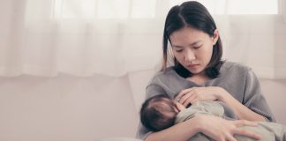 Baby blues, depressão pós-parto, a pandemia e o papel do pediatra; na imagem, mãe de traços orientais amamenta o seu bebê