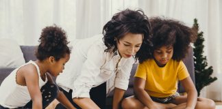 Educação Positiva: ela pode transformar a relação com os seus filhos; imagem mostra mãe brincando no chão com dois filhos