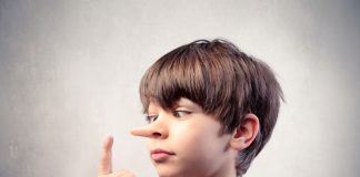 Mentira dos filhos: especialistas dão dicas de como lidar com o assunto; imagem mostra menino de nariz 'tipo' Pinóquio