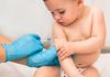 Queda na cobertura vacinal para crianças de até 1 ano é grave no Brasil; imagem mostra bebê sendo vacinado