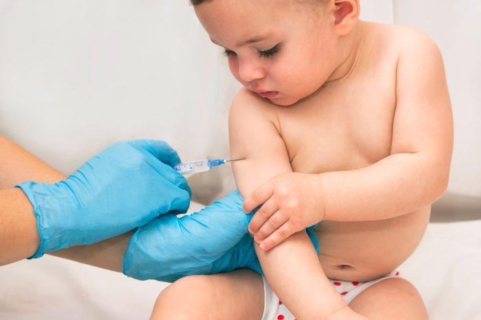 Queda na cobertura vacinal para crianças de até 1 ano é grave no Brasil; imagem mostra bebê sendo vacinado