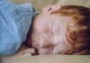 Terror noturno e pesadelo: saiba quais são as diferenças; imagem mostra menino de cabelos ruivos deitado com os olhos fechados apertados