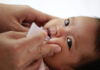 Campanha contra paralisia infantil começa no dia 5 de outubro; imagem mostra bebê recebendo a gotinha da vacina