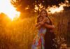 O abraço: 'Escolha quem você quer abraçar, porque abraço faz falta'; imagem mostra mãe e filha se abraçando em meio ao campo com o por do sol ao fundo