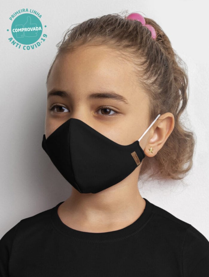 menina usando máscara infantil preta da loja Malwee