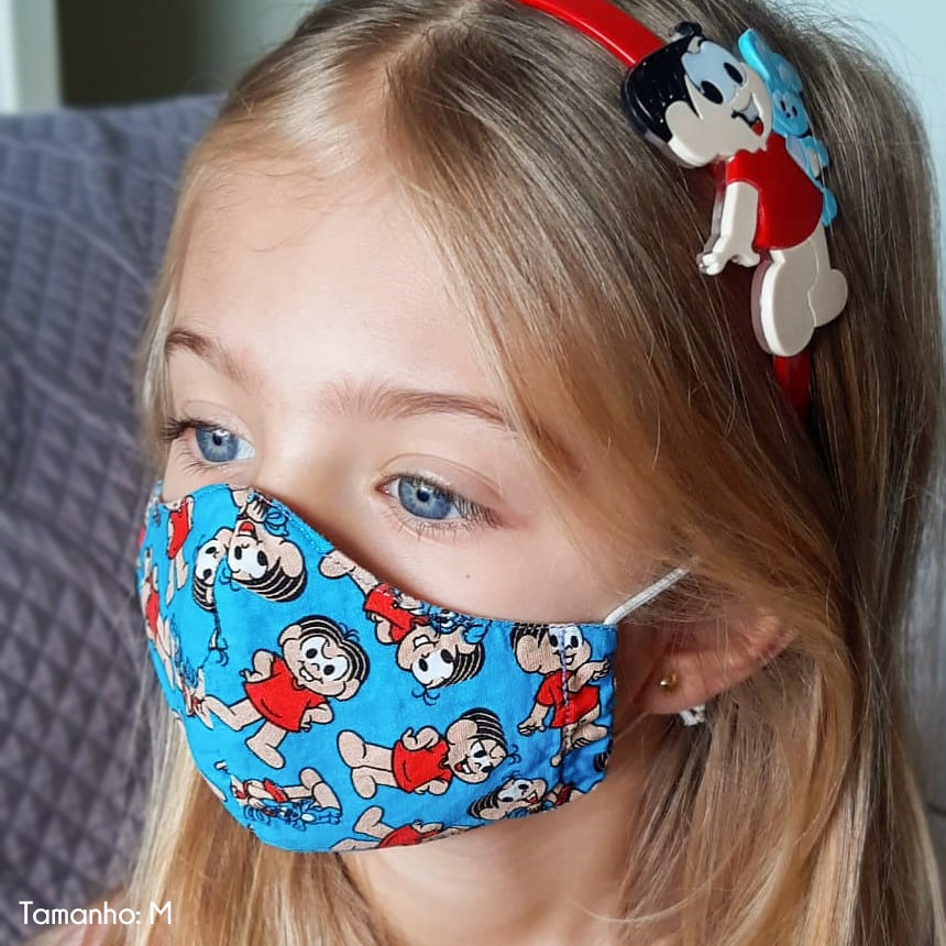 menina usando máscara infantil da Mônica