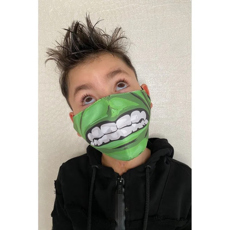 Menino usando máscara infantil Hulk da loja Nosh