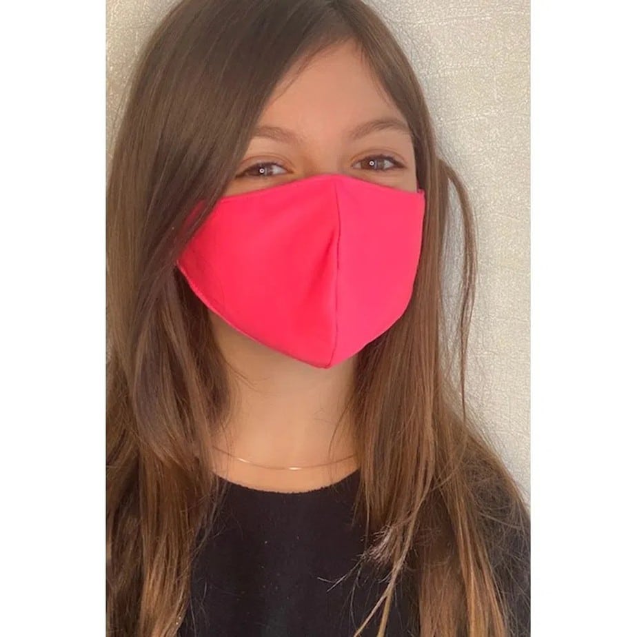 Menina usando máscara infantil rosa da loja Nosh