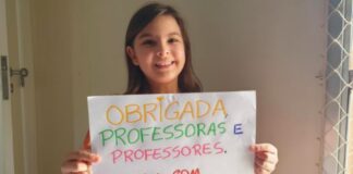 Unicef promove 'obrigadaço' para educadores nas redes sociais; na foto reproduzida pelas redes sociais do Unicef aparece Marina Leon, 8 anos, de Brasília, segurando um cartaz que diz 'Obrigada professoras e professores, estou com saudades