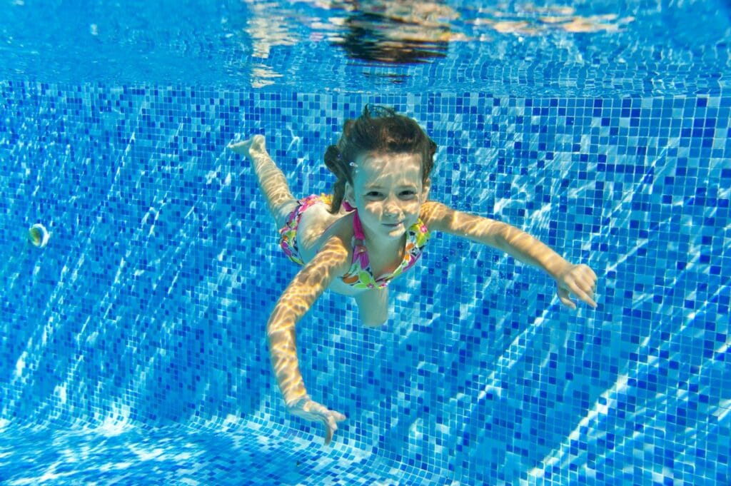 Estudo mostra relação entre prática esportiva por meninas e redução de sintomas de TDAH; imagem mostra menina nadando debaixo d'água