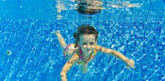Estudo mostra relação entre prática esportiva por meninas e redução de sintomas de TDAH; imagem mostra menina nadando debaixo d'água