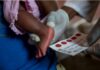 Uma criança ou adolescente contrai HIV a cada 100 segundos, diz Unicef; imagem mostra pezinho de bebê
