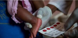 Uma criança ou adolescente contrai HIV a cada 100 segundos, diz Unicef; imagem mostra pezinho de bebê