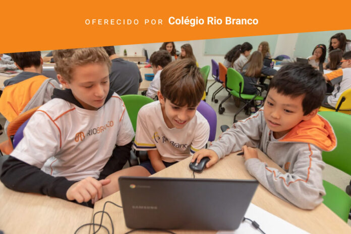 colegio-rio-branco-alfabetizacao-2021 Afinal, o que é a alfabetização?; imagem mostra três crianças olhando para um computador