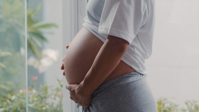 Covid-19: São Paulo suspende vacinação de grávidas com comorbidades e Ministério veta Astrazeneca; mulher grávida tem mãos sobre barriga