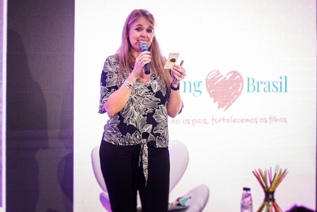 Parenting Brasil: 2º dia traz temas como comunicação não violenta e palestrantes como a inglesa Lorraine Thomas; imagem mostra a psicóloga infantil Iara Mastine, outra convidada do evento