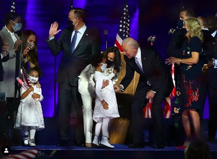 Kamala Harris diz às crianças que sonhem com ambição; na imagem, Kamala fala com a sobrinha Amara