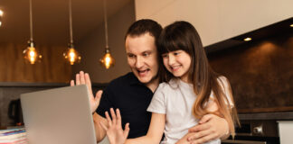 Pesquisa mostra relação entre pais, filhos e escola; imagem mostra pai e filha olhando para computador
