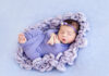 Novembro roxo: veja ações que ajudam na prevenção do nascimento de um bebê prematuro; imagem mostra bebês recém-nascido envolvido em manta roxa