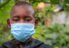 81% das crianças enfrentaram violência desde o início da pandemia; Menino triste de máscara