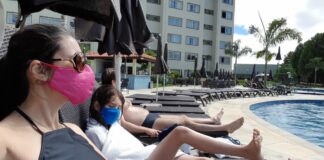Viajar com segurança: um relato pessoal sobre o Tauá Resort Atibaia; Bebel, o filho Felipe e o marido na esprigaçadeira na beira da piscina
