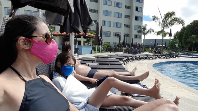 Viajar com segurança: um relato pessoal sobre o Tauá Resort Atibaia; Bebel, o filho Felipe e o marido na esprigaçadeira na beira da piscina