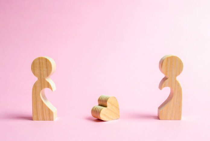 Casamentos estão mais curtos e raros no país; dois bonecos de encaixe de madeira representa mulher e homem separados ao meio por um coração