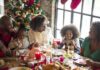 Um exercício mental para não se exceder na ceia de Natal; pai, mãe e dois filhos fazem refeição de ceia de Natal