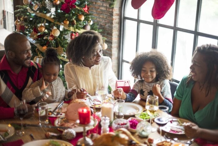 Um exercício mental para não se exceder na ceia de Natal; pai, mãe e dois filhos fazem refeição de ceia de Natal