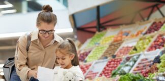 4 dicas para agir de forma pro ativa e evitar o mau comportamento infantil; mãe confere lista de compras com filha junto a seção de verduras do supermercado