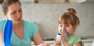 Doenças infecciosas em crianças diminuíram em meio à pandemia; criança usa nebulizador acompanhada da mãe