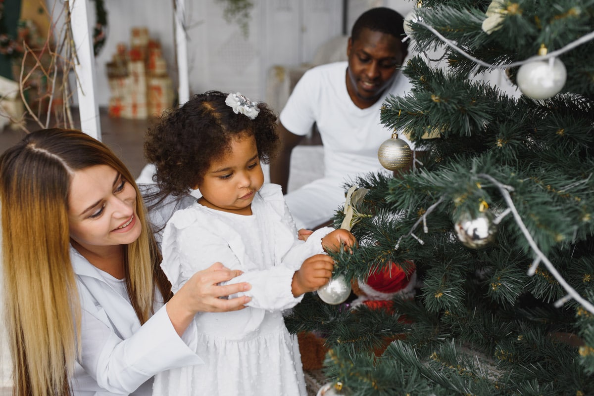 Decoradora dá dicas para montar uma árvore com enfeites de Natal