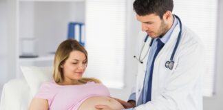 Saiba como a covid-19 pode afetar a gestação – e veja cuidados a tomar; ; médico examina barriga de grávida que está deitada na maca