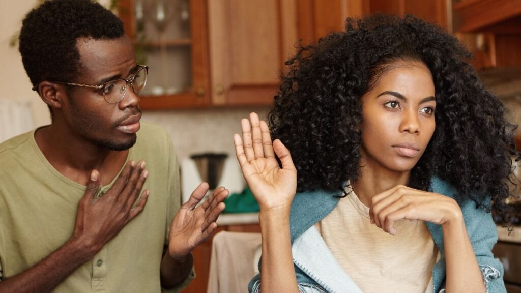 Pais divorciados: 5 atitudes para melhorar a relação e ajudar as crianças; homem negro fala com mulher negra que está de costas para ele com a mão levantada