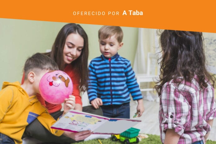 Leitura na escola tem de despertar o potencial criativo das crianças Leitura na escola tem de despertar o potencial criativo das crianças; professora sentada no chão lê livro para três crianças