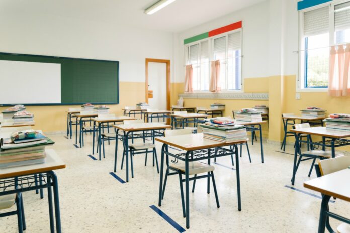 Escolas suspendem atividades de contraturno em 2021; imagem mostra sala de aula vazia