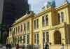 Aulas presenciais – 3 especialistas argumentam a favor e contra a medida; fachada da Escola Estadual Rodrigues Alves, na cidade de São Paulo